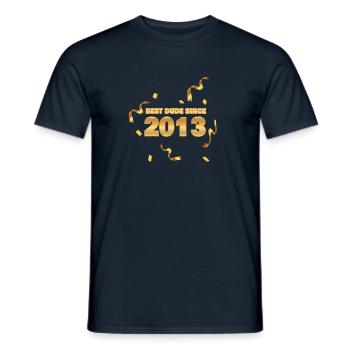 2013 - Männer T-Shirt - Navy - Vorne - AI Model Male 178 light (178cm)