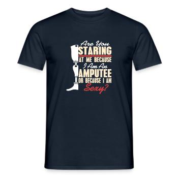 Me regardes-tu parce que je suis amputé ? - T-shirt homme - marine - Devant - AI Model Male 178 light (178cm)