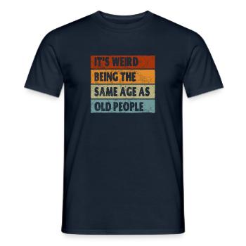 Es ist seltsam, im gleichen Alter wie alte Menschen zu sein - Männer T-Shirt - Navy - Vorne - AI Model Male 178 light (178cm)