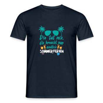 Sie braucht Sommerferien - Männer T-Shirt - Navy - Vorne - AI Model Male 178 light (178cm)