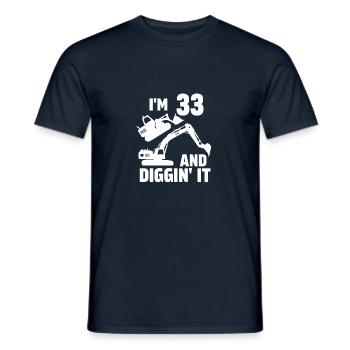 Ich bin 33 und Diggin' It - Männer T-Shirt - Navy - Vorne - AI Model Male 178 light (178cm)