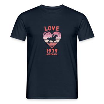 Love Pferde Reiten Geburtstag November 1979 - Männer T-Shirt - Navy - Vorne - AI Model Male 178 light (178cm)