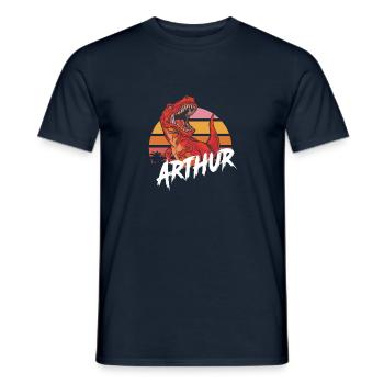 ARTHUR - Beau prénom de garçon avec T-REX Dino - T-shirt homme - marine - Devant - AI Model Male 178 light (178cm)