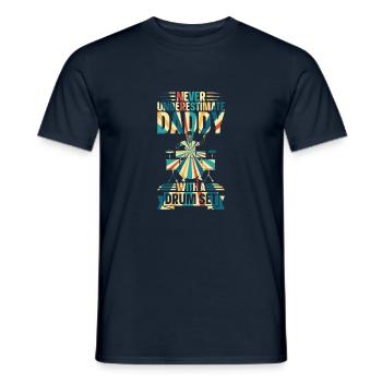 Drummer Daddy - Never Underestimate Daddy With A D - Männer T-Shirt - Navy - Vorne - AI Model Male 178 light (178cm)