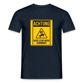 ACHTUNG Gerät steht unter Spannung Strom - Männer T-Shirt - Navy - Vorne - AI Model Male 178 light (178cm)