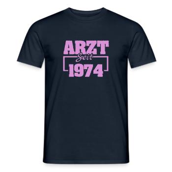 1974 - Männer T-Shirt - Navy - Vorne - AI Model Male 178 light (178cm)