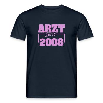 2008 - Männer T-Shirt - Navy - Vorne - AI Model Male 178 light (178cm)