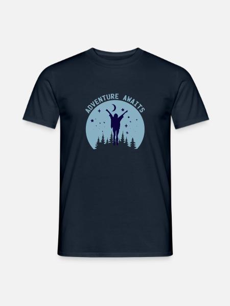 Adventure Awaits Night Sky Design - Männer T-Shirt - Navy