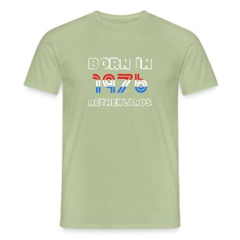 1976 - Männer T-Shirt - Sage - Vorne - AI Model Male 178 light (178cm)