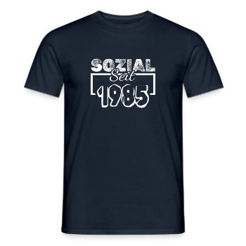 Social 1985 - Men's T-Shirt - navy - Front - AI Model Male 178 light (178cm)