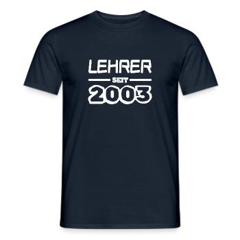 2003 - Männer T-Shirt - Navy - Vorne - AI Model Male 178 light (178cm)