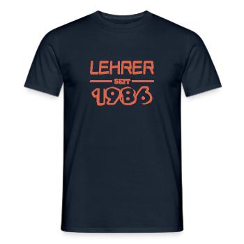 1986 - Männer T-Shirt - Navy - Vorne - AI Model Male 178 light (178cm)