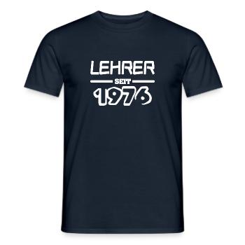 Lehrer 1976 - Männer T-Shirt - Navy - Vorne - AI Model Male 178 light (178cm)