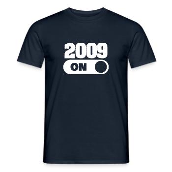 Geboren 2009 - Männer T-Shirt - Navy - Vorne - AI Model Male 178 light (178cm)