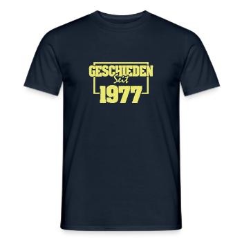 1977 - Männer T-Shirt - Navy - Vorne - AI Model Male 178 light (178cm)