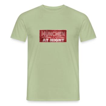 Stadt München bei Nacht - Männer T-Shirt - Sage - Vorne - AI Model Male 178 light (178cm)