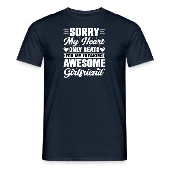 Freundin Freund Partner Vergeben Pärchen Paare - Männer T-Shirt - Navy - Vorne - AI Model Male 178 light (178cm)