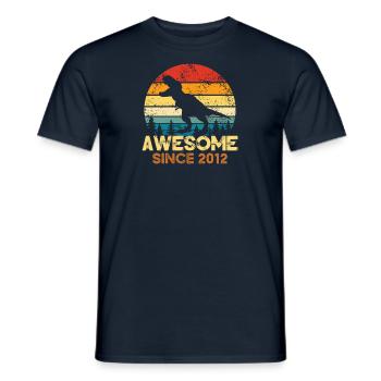 Fantastique depuis 2012 Amateur de dinosaures Dino - T-shirt homme - marine - Devant - AI Model Male 178 light (178cm)