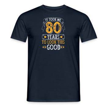 Célébration de l’âge du cadeau d’anniversaire de 80 ans - T-shirt homme - marine - Devant - AI Model Male 178 light (178cm)