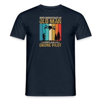 Alter Mann mit Drohne Opa Vater Papa Rentner - Männer T-Shirt - Navy - Vorne - AI Model Male 178 light (178cm)