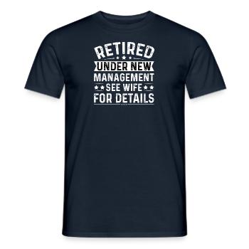 Rente Ehefrau Pension Lebensabend Ruhestand - Männer T-Shirt - Navy - Vorne - AI Model Male 178 light (178cm)