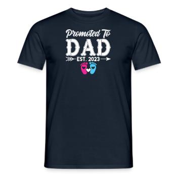 Vater 2023 - Papa 2023 - Papa werden Schwanger - Männer T-Shirt - Navy - Vorne - AI Model Male 178 light (178cm)