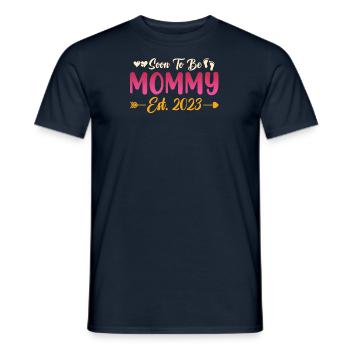 Maman 23 Annonce Mère Bébé Futur maman 2023 - T-shirt homme - marine - Devant - AI Model Male 178 light (178cm)