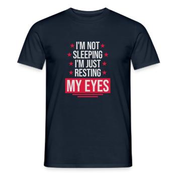 im not sleeping Zitat - Männer T-Shirt - Navy - Vorne - AI Model Male 178 light (178cm)