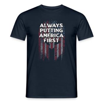 Amerika immer an die erste Stelle setzen Patriotisch 4. Juli - Männer T-Shirt - Navy - Vorne - AI Model Male 178 light (178cm)