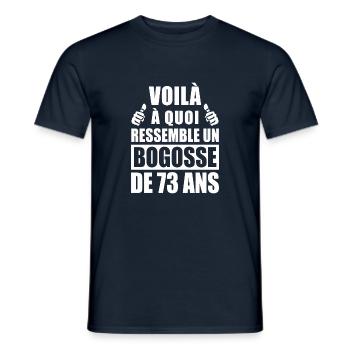 bogosse de 73 ans / humour anniversaire 73 ans - T-shirt homme - marine - Devant - AI Model Male 178 light (178cm)