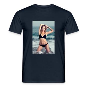 Alena mit Bikini am Strand - Männer T-Shirt - Navy - Vorne - AI Model Male 178 light (178cm)