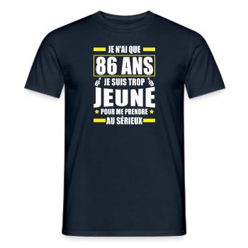 je n ai que 86 ans / humour anniversaire 86 ans - T-shirt homme - marine - Devant - AI Model Male 178 light (178cm)
