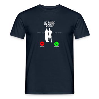 Le surf m'appelle - T-shirt homme - marine - Devant - AI Model Male 178 light (178cm)