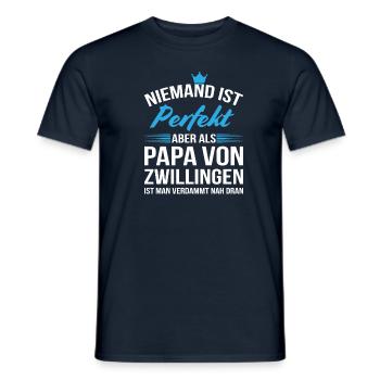 Papa von Zwillingen Zwillinge Vater Geschenk - Männer T-Shirt - Navy - Vorne - AI Model Male 178 light (178cm)