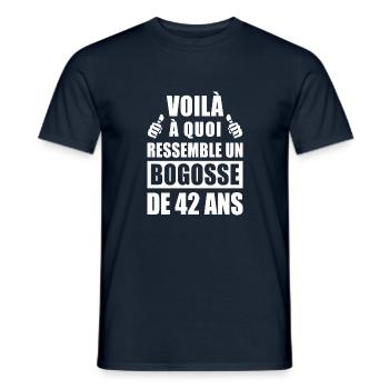 bogosse de 42 ans / humour anniversaire 42 ans - T-shirt homme - marine - Devant - AI Model Male 178 light (178cm)
