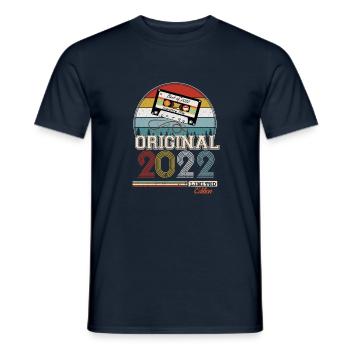 Stilvolles Retro-Geschenk: 2022 Vintage - Männer T-Shirt - Navy - Vorne - AI Model Male 178 light (178cm)