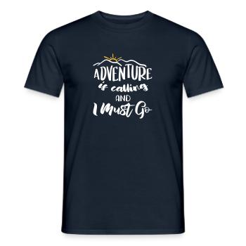 Adventure is calling and I must go - Fernweh Motif - T-shirt homme - marine - Devant - AI Model Male 178 light (178cm)