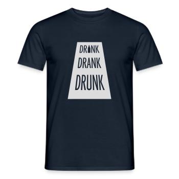 drink drank drunk Zitat - Männer T-Shirt - Navy - Vorne - AI Model Male 178 light (178cm)
