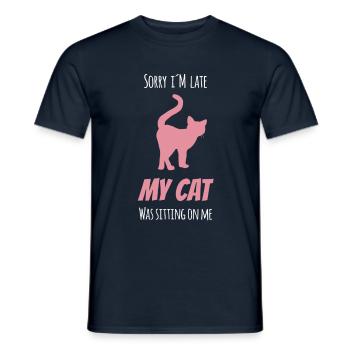 Sorry i ́m late, my cat was sitting on me! - Men's T-Shirt - navy - Front - AI Model Male 178 light (178cm)