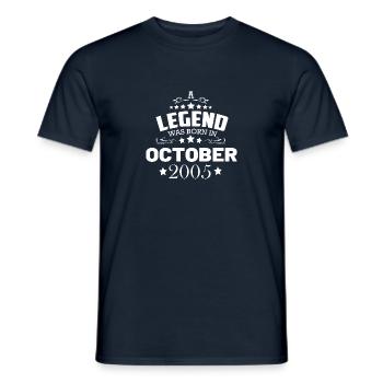 Une légende est née en octobre 2005 - T-shirt homme - marine - Devant - AI Model Male 178 light (178cm)