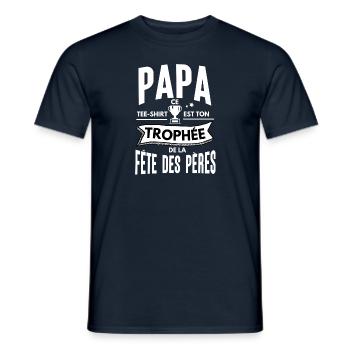 Papa, ton trophée de la fete des pères - T-shirt homme - marine - Devant - AI Model Male 178 light (178cm)