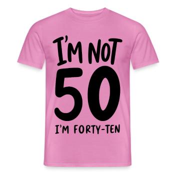 50e anniversaire - Je n’ai pas 50 ans, j’en ai quarante-dix - T-shirt homme - rose - Devant - AI Model Male 178 dark (178cm)