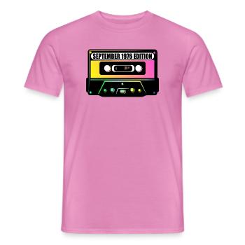 50. Geburtstag September 1976, Musik - Männer T-Shirt - Pink - Vorne - AI Model Male 178 dark (178cm)
