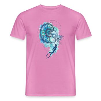 Ozeanische Kunst: Nautilus & Diver - Männer T-Shirt - Pink - Vorne - AI Model Male 178 dark (178cm)