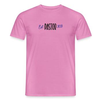 Pastor 2025 Geistlicher Glaube Gott Jesus Kirche - Männer T-Shirt - Pink - Vorne - AI Model Male 178 dark (178cm)