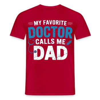 Meine Lieblingsdoktor ruft Papa - Männer T-Shirt - Rot - Vorne - AI Model Male 178 dark (178cm)
