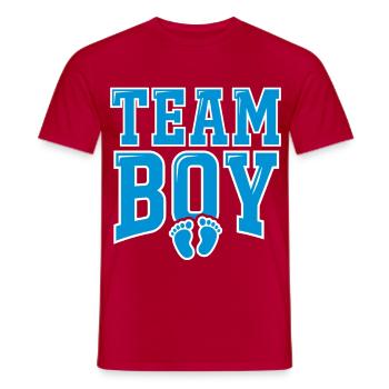 TEAM BOY Typografie mit Fußspuren - Männer T-Shirt - Rot - Vorne - AI Model Male 178 dark (178cm)