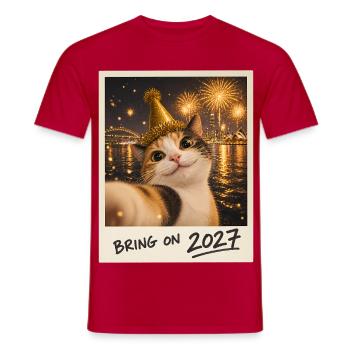 Bring On 2027 Glückskatze Selfie Silvester - Männer T-Shirt - Rot - Vorne - AI Model Male 178 dark (178cm)