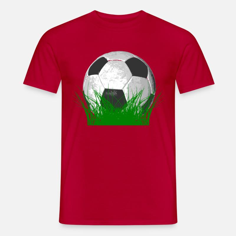 Fußball im Gras - Männer T-Shirt - Rot