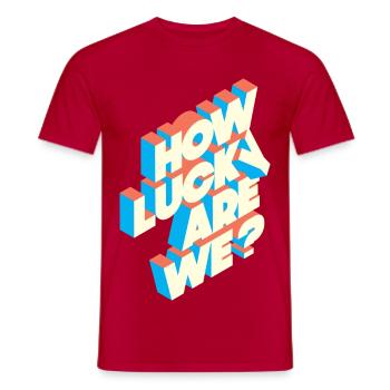 How Lucky Are We? | Retro Typografie Statement - Männer T-Shirt - Rot - Vorne - AI Model Male 178 dark (178cm)